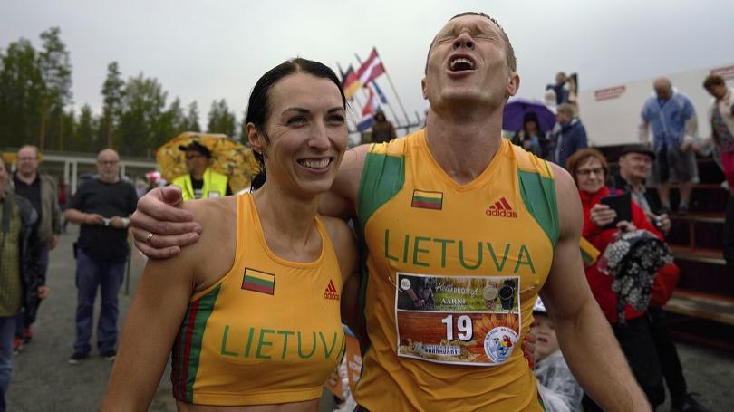 Manelsk dvojica z Litvy op ovldla sa, v ktorej mui nosia eny na rukch