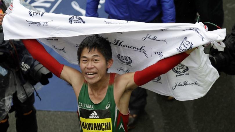 Juki Kawaui je zamestnan, nem trnera a dnes vyhral Bostonsk maratn!