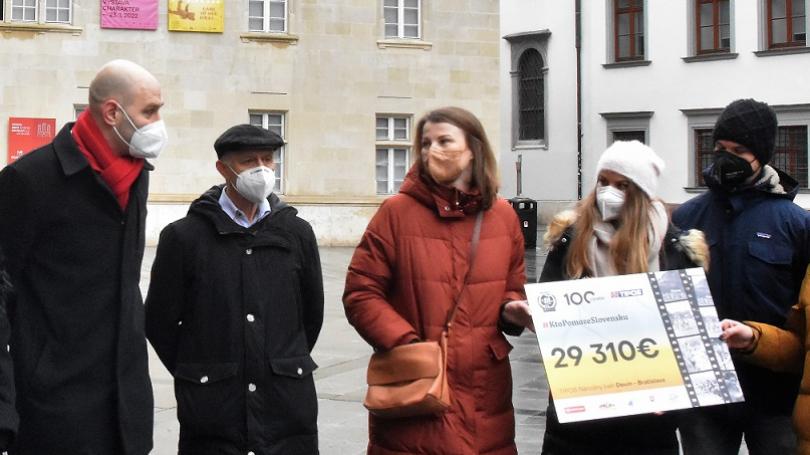 Organiztori 73. ronka Nrodnho behu Devn  Bratislava odovzdali ek na takmer 30-tisc eur zdravotnkom