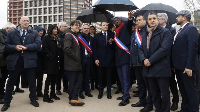 Macron pri prehliadke olympijskej dediny v Pari sbil, e si zaplva v Seine